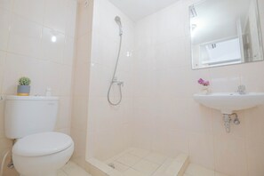 Appartement | Salle de bain | Douche, articles de toilette (gratuits), serviettes fournies