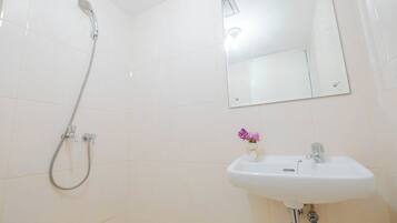 Apartment | Badezimmer | Dusche, kostenlose Toilettenartikel, Handtücher