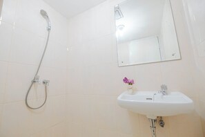 Apartment | Bathroom | Shower, free toiletries, towels