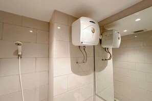 Apartment | Bathroom | Shower, free toiletries, towels - Modern And Stunning 2Br At Anderson Supermall Mansion Apartment (Surabaya)