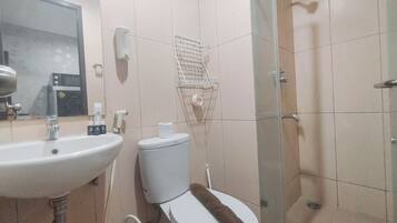 Apartment | Bathroom | Shower, free toiletries, towels