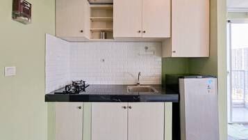 Apartamento | Cocina privada | Frigorífico, placa de cocina y utensilios de cocina