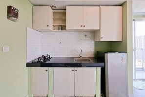 Appartement | Privékeuken | Een koelkast, een kookplaat, kookgerei, borden en bestek