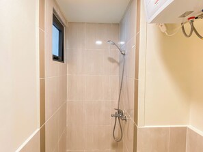 Apartment | Badezimmer | Dusche, kostenlose Toilettenartikel, Handtücher