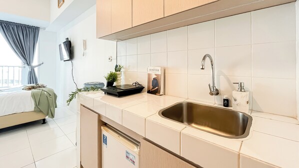 Appartement | Privékeuken | Een kookplaat, kookgerei, borden en bestek