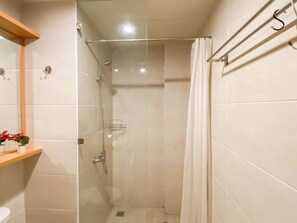 Apartment | Badezimmer | Dusche, kostenlose Toilettenartikel, Handtücher