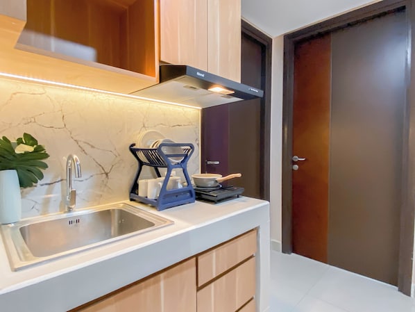 Apartemen | Dapur pribadi | Lemari es, kompor, dan peralatan masak/sendok-piring