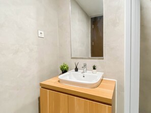 Shower, free toiletries, towels - 2Br At Apartment Pollux Chadstone Cikarang (Cikarang)