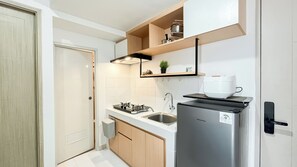 Appartement | Privékeuken | Een koelkast, een kookplaat, kookgerei, borden en bestek