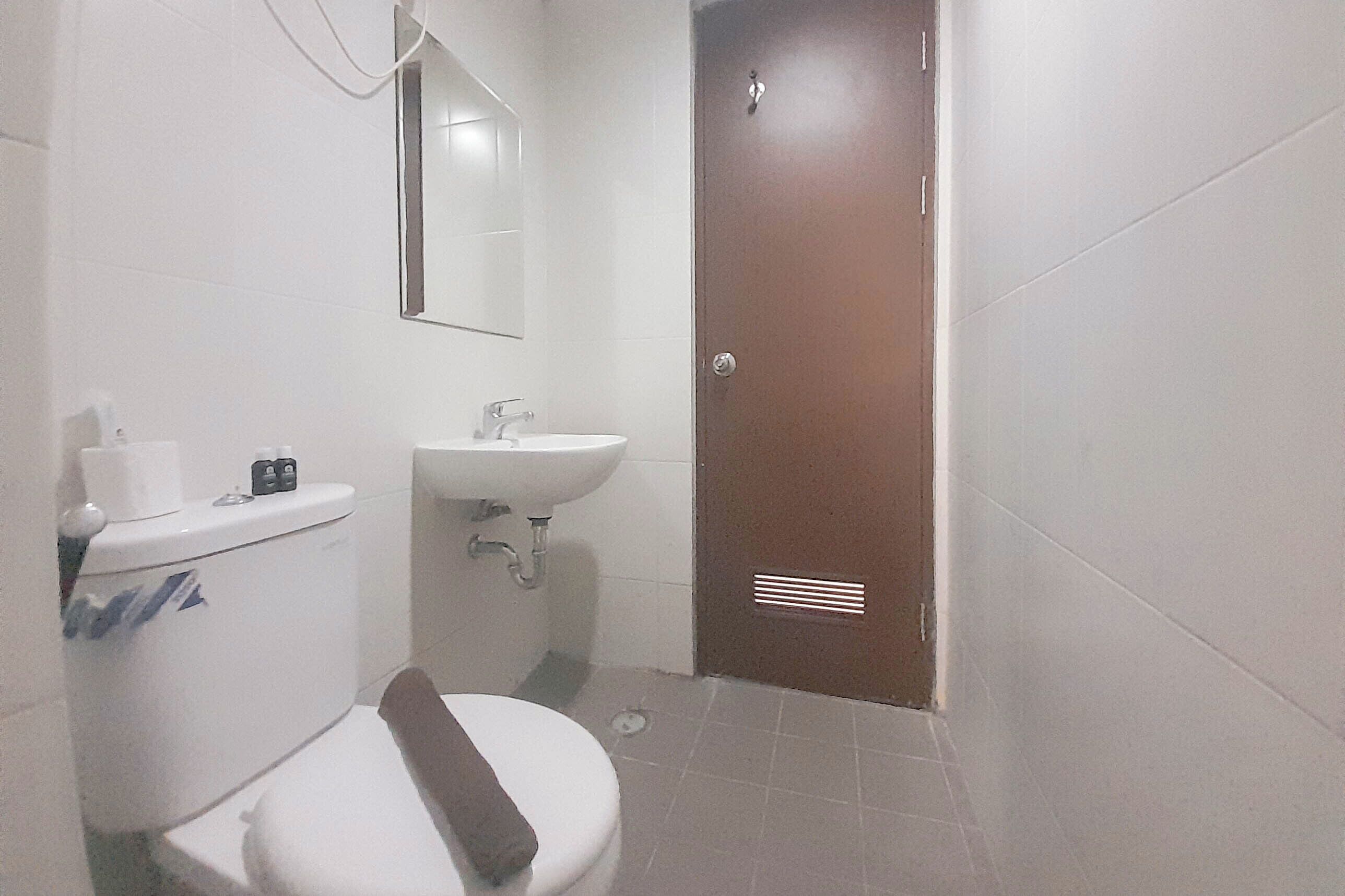 Apartment | Bathroom | Shower, free toiletries, towels