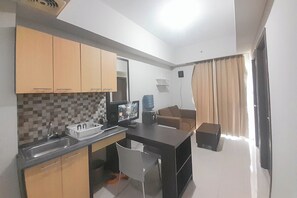 Apartemen | Dapur pribadi | Lemari es, kompor, dan peralatan masak/sendok-piring