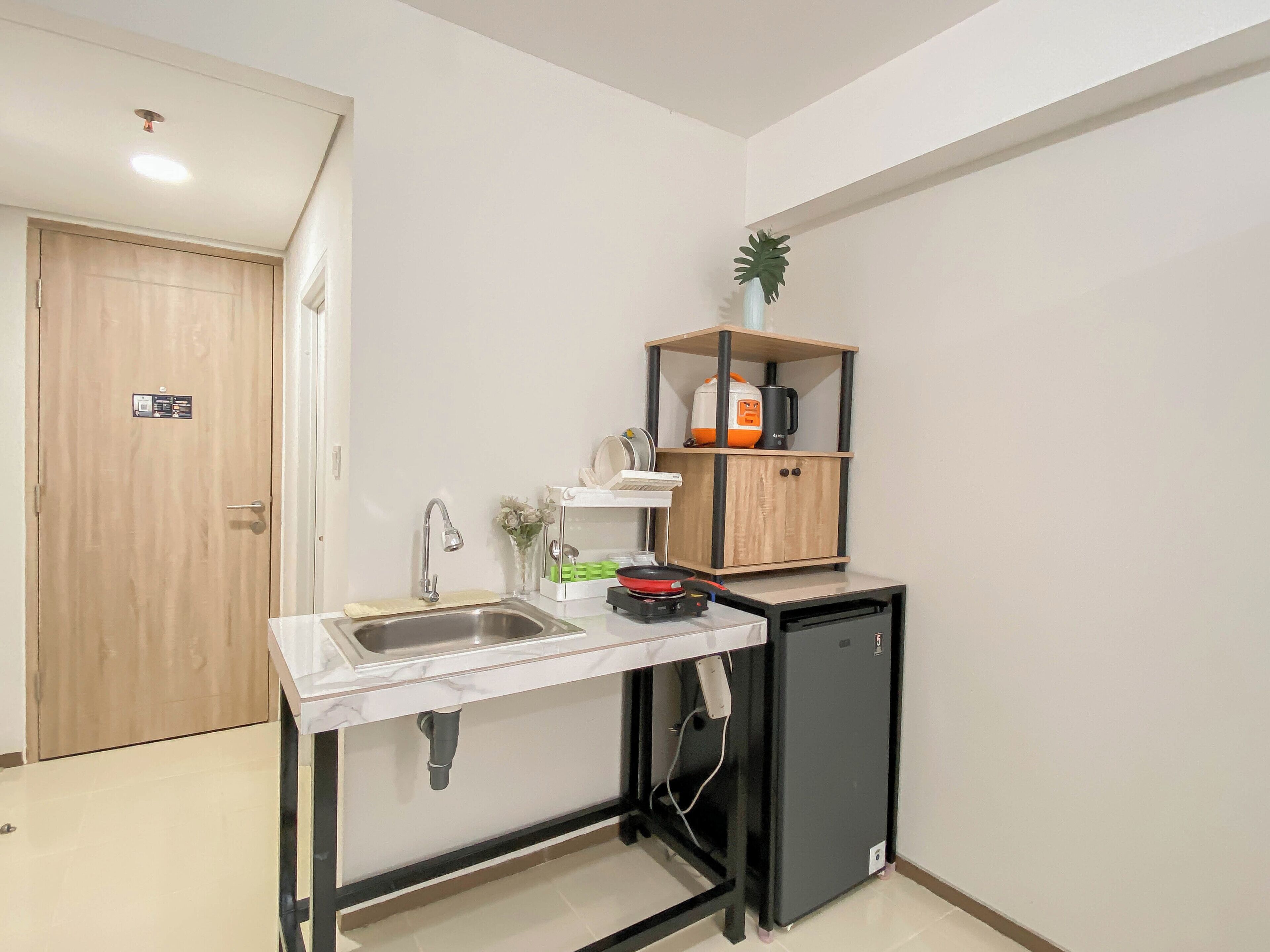 Lejlighed | Privat køkken | Køleskab, kogeplade, køkkentøj/tallerkener/redskaber