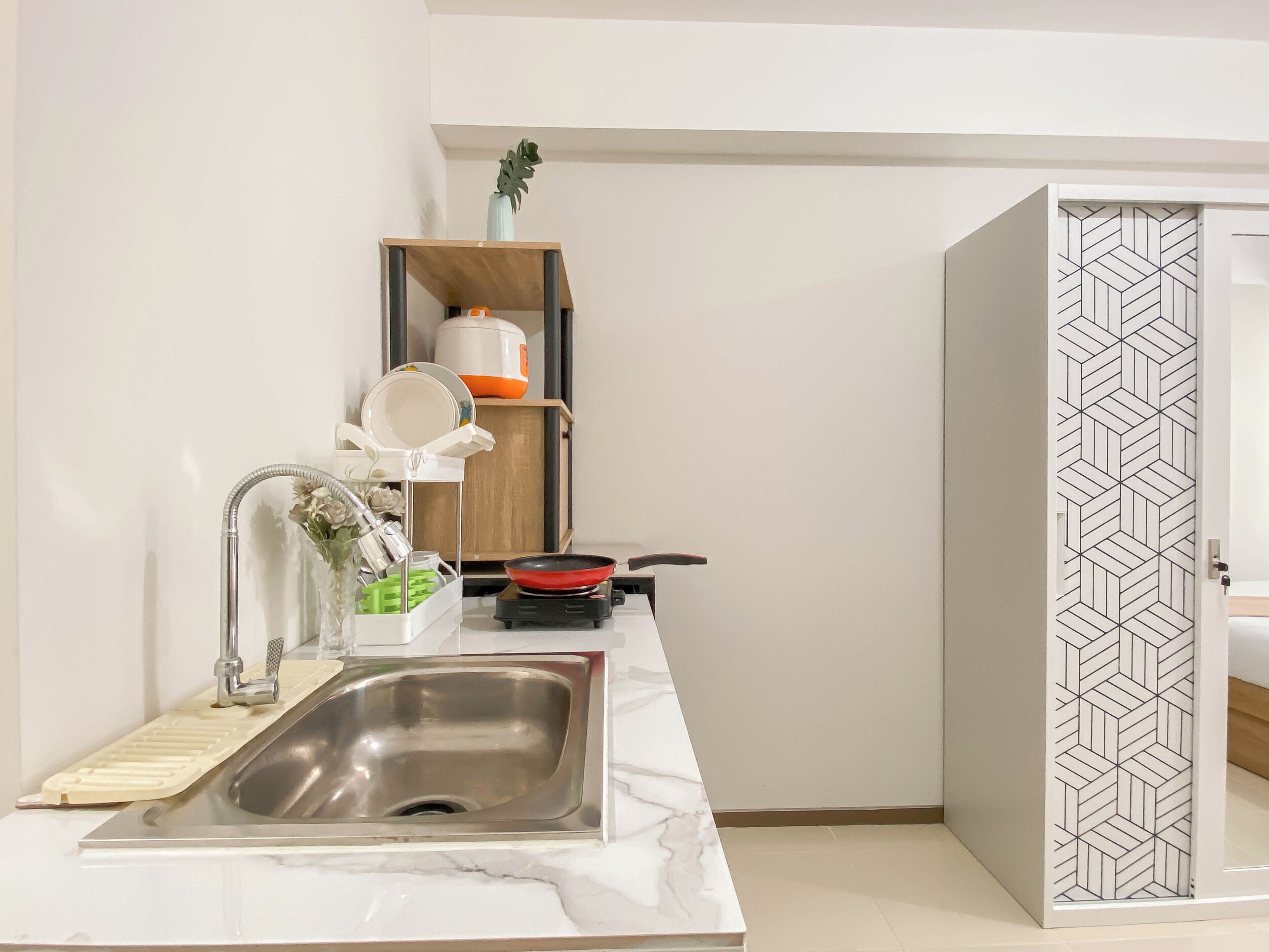 Kühlschrank, Herdplatte, Kochgeschirr/Geschirr/Besteck