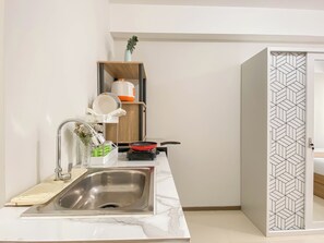 ثلاجة، موقد طهي مسطح، مستلزمات طهي/أطباق/أوعية