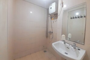 Appartement | Salle de bain | Douche, articles de toilette gratuits, serviettes fournies