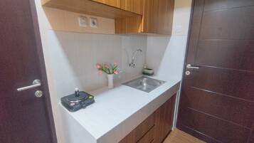 Refrigerador, placa de cocina, utensilios de cocina