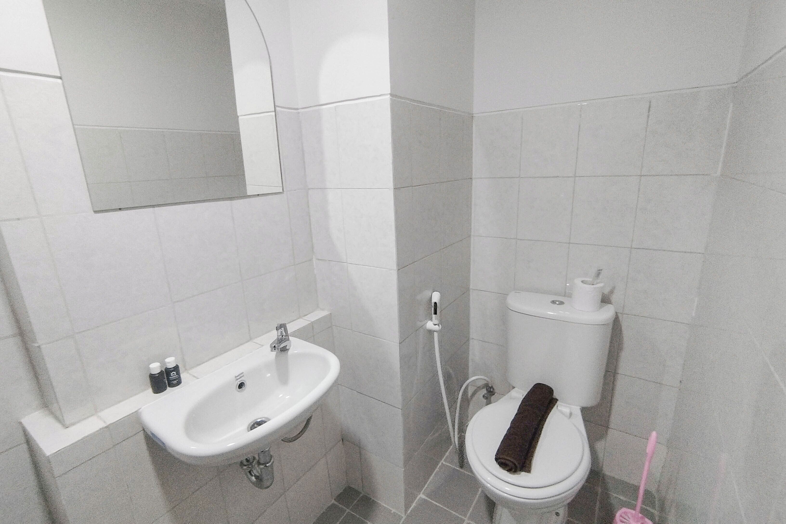 Apartemen | Kamar mandi | Shower, perlengkapan mandi gratis,  dan handuk