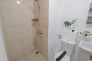 Apartment | Badezimmer | Dusche, kostenlose Toilettenartikel, Handtücher