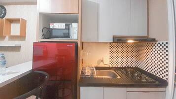 Departamento | Cocina privada | Refrigerador, parrilla de estufa y utensilios de cocina