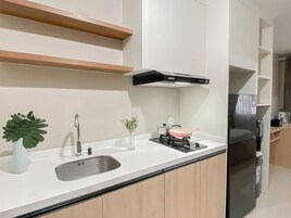 Refrigerador, placa de cocina, utensilios de cocina