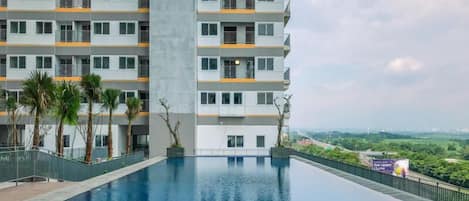 Una piscina al aire libre