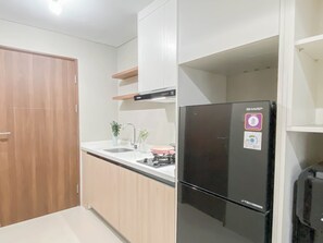 Apartemen | Dapur pribadi | Lemari es, kompor, dan peralatan masak/sendok-piring