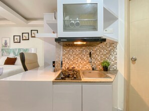 Refrigerador, placa de cocina, utensilios de cocina