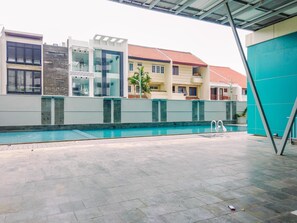 Una piscina al aire libre