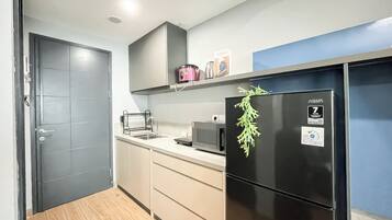 Apartamento | Cozinha privada | Geladeira, cooktop, talheres/pratos/utensílios de cozinha