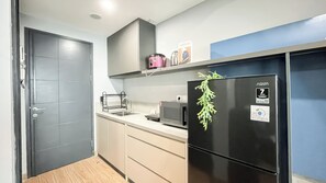 Apartment | Eigene Küche | Kühlschrank, Herdplatte, Kochgeschirr/Geschirr/Besteck