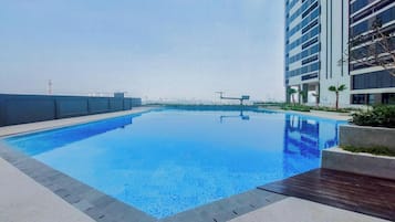 Una piscina al aire libre