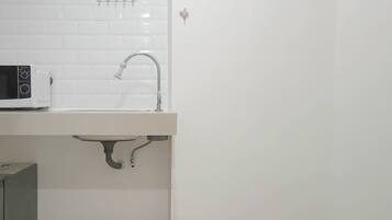 Apartamento | Cocina privada | Microondas y utensilios de cocina