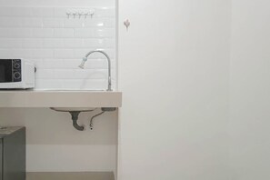 Private kitchen - Basic Studio (No Kitchen) At Apartment Bandaraya - Tallasa City Makassar (Makassar)