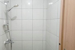Bathroom - Basic Studio (No Kitchen) At Apartment Bandaraya - Tallasa City Makassar (Makassar)