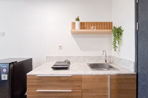 Apartamento | Cocina privada | Frigorífico, placa de cocina y utensilios de cocina