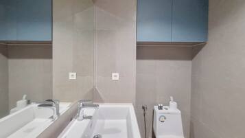 Apartment | Bathroom | Shower, free toiletries, towels