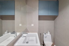 Apartment | Bathroom - Modern Furnished Studio At Patraland Amarta Apartment (Ngaglik)