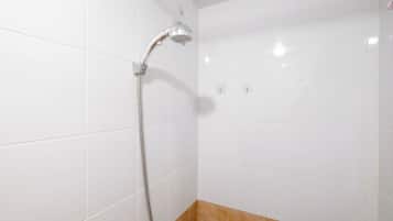 Leilighet | Bad | Dusj, toalettartikler (inkludert) og håndklær