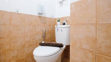 Apartment | Bathroom | Shower, free toiletries, towels