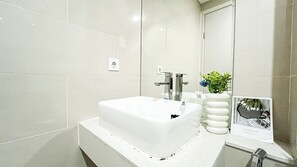 Apartment | Bathroom | Shower, free toiletries, towels - Studio Near Kalideres Station At Daan Mogot City Apartment (Jakarta)