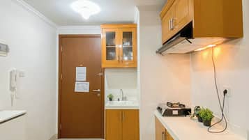 Apartment | Private kitchen | Fridge, microwave, stovetop, cookware/dishes/utensils
