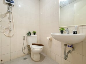 Apartment | Badezimmer | Dusche, kostenlose Toilettenartikel, Handtücher