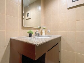 Appartamento | Bagno | Doccia, set di cortesia gratuito, asciugamani