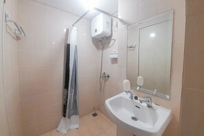 Apartment | Badezimmer | Dusche, kostenlose Toilettenartikel, Handtücher