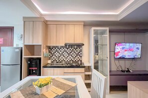 Apartment | Eigene Küche | Kühlschrank, Herdplatte, Kochgeschirr/Geschirr/Besteck