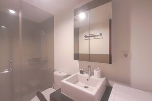 Căn hộ | Phòng tắm | Bồn tắm và buồng tắm vòi sen riêng, đồ dùng nhà tắm miễn phí 