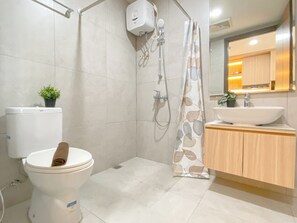 Ein modernes Badezimmer mit Toilette, Dusche und Waschbecken.