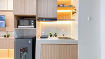 Apartment | Private kitchen | Stovetop, cookware/dishes/utensils