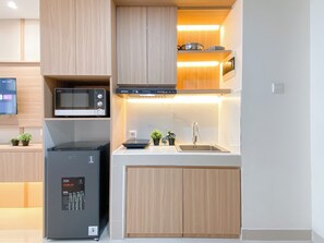 Apartment | Private kitchen | Stovetop, cookware/dishes/utensils