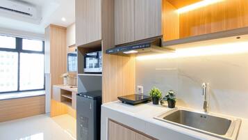 Apartment | Private kitchen | Stovetop, cookware/dishes/utensils